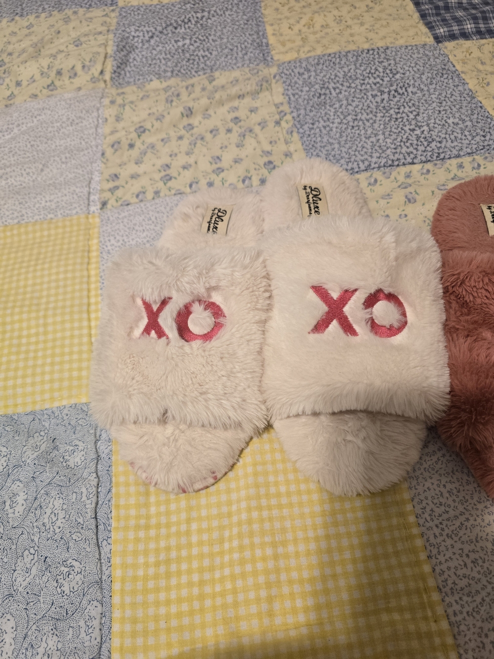 Deluxe By dearfoams Plush Slide Slippers with XO Embroidery - Light Pink